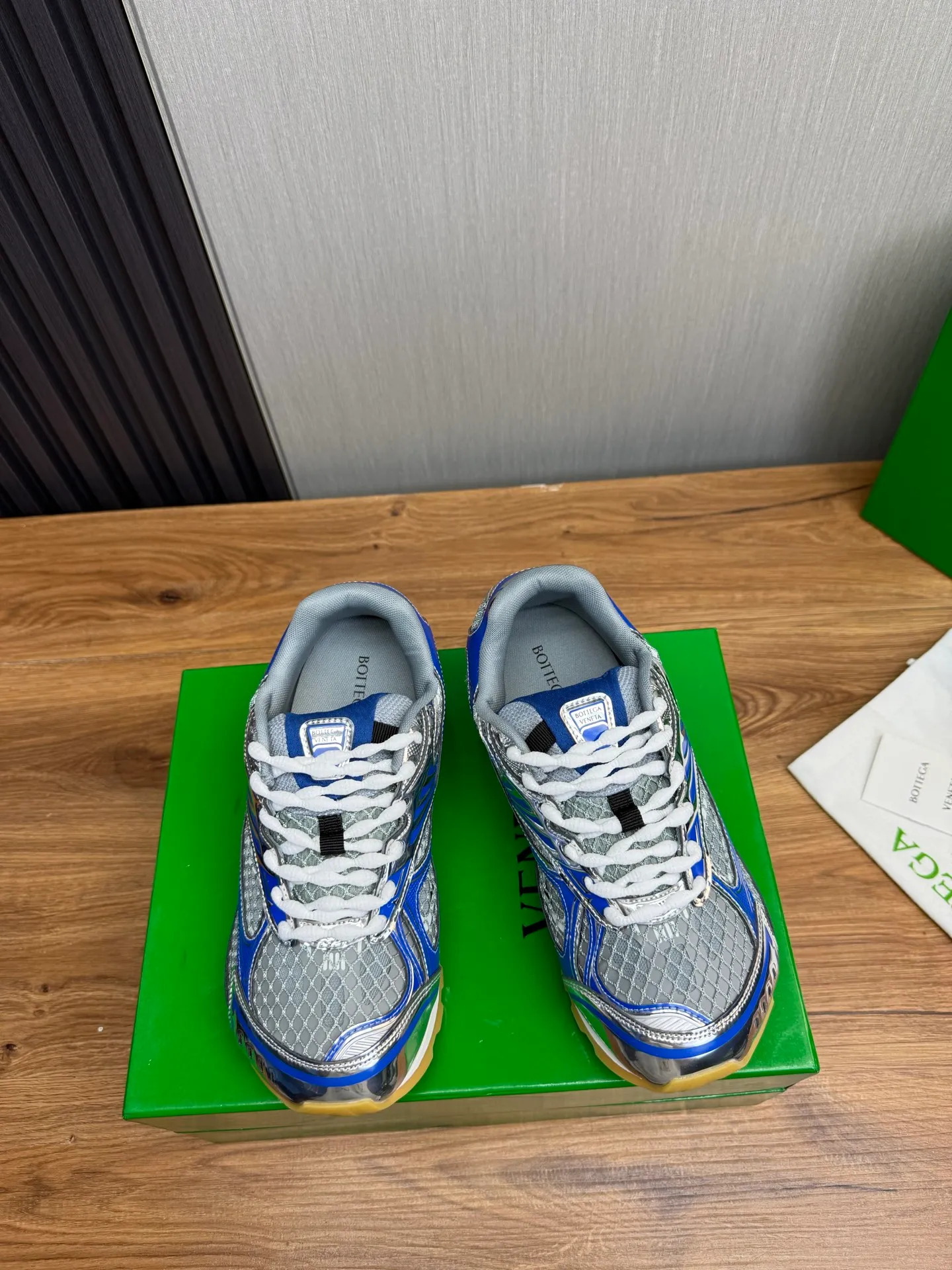Men's men's shoes 💰620💰 BV top version 𝘽𝙊𝙏𝙏𝙀𝙂𝘼 𝙑𝙀𝙉𝙀𝙏𝘼 Orbit sneakers Wang Yibo same style couple style dad shoes 🩷💚 Runner sneakers, made of lightweight technical mesh fabric. Features a geometric patterned rubber outsole. Pay attention to the package craftsmanship ❕ High version shipping ❗️ Very nice, durable to play with and durable to make ✔️ Standard version 💯💯 The outsole is made of color-blocked TPU outsole. Women’s model 35-41 (40 41 customized) Men’s model 39-46 (45.46 customized) Equipped with original packaging